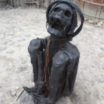 L'image montre une personne moderne moderne avec ses mâchoires ouvertes et leur corps plié pour que les genoux touchent les épaules.