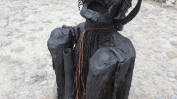 L'image montre une personne moderne moderne avec ses mâchoires ouvertes et leur corps plié pour que les genoux touchent les épaules.