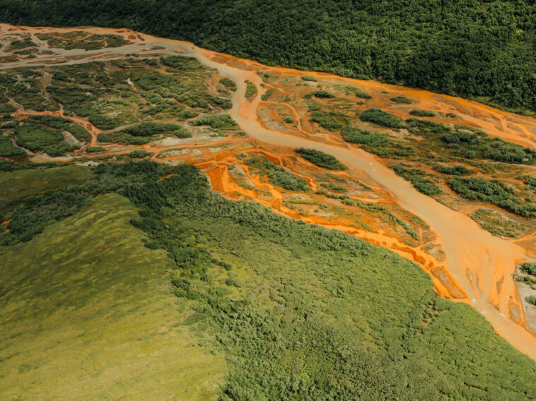 Les rivières orange signalent un décalage toxique dans la nature sauvage de l'Arctique