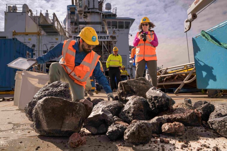 Les scientifiques reviennent des Tonga avec des indices pour découvrir ce qui a conduit à «l'éruption du siècle»