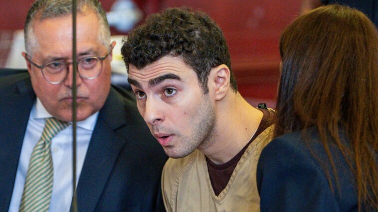 Luigi Mangione silencieux devant le tribunal alors que les accusations de terrorisme ont chuté