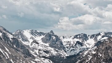 Mountain `` énorme '' sur le fond marin du Pacifique rivalise Rocky Mountain Peaks, dit Noaa