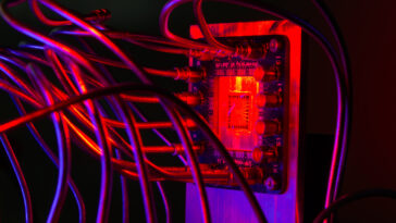 Recherche de détecteur à photon unique amélioré pour la matière noire `` claire ''