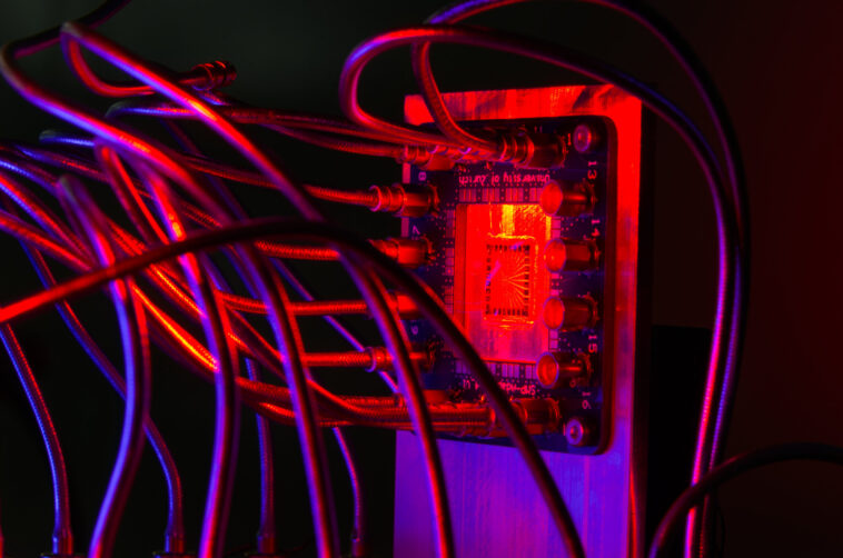 Recherche de détecteur à photon unique amélioré pour la matière noire `` claire '' Recherche de détecteur à photon unique amélioré pour la matière noire `` claire ''