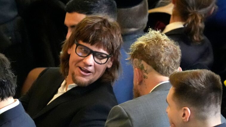 Regarder Theo von traiter une très longue semaine - et l'année