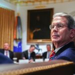 Scott Bessent menace de lancer des coups de poing tout en luttant