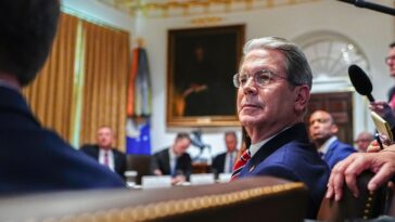 Scott Bessent menace de lancer des coups de poing tout en luttant