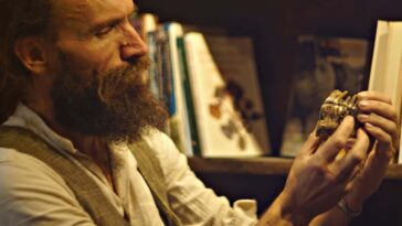 : Ludovic Slimak, discoverer of Thorin showing the Thorin maxillar. Photography Laure Metz