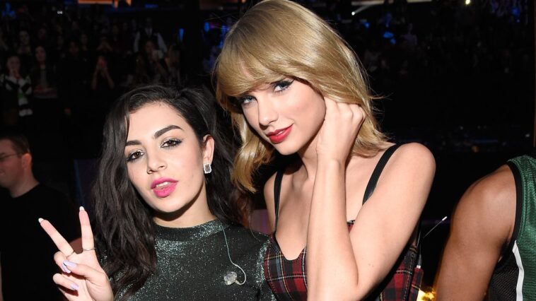 Taylor Swift a-t-il dissolé Charli XCX sur la vie d'une showgirl?