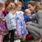 Kate Middleton s'excuse doucement auprès des jeunes admirateurs de ne pas avoir porté de robe à la base de la raf