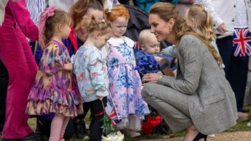 Kate Middleton s'excuse doucement auprès des jeunes admirateurs de ne pas avoir porté de robe à la base de la raf