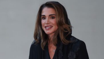 Rania de Jordanie modifie son code vestimentaire pour sa première rencontre avec le pape Léon XIV