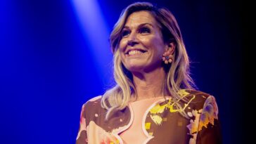 La reine Máxima des Pays-Bas transforme avec style son costume de jour en robe de soirée