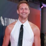 Alexander Skarsgård ose le dos nu sur le tapis rouge de Londres