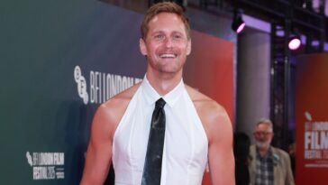 Alexander Skarsgård ose le dos nu sur le tapis rouge de Londres