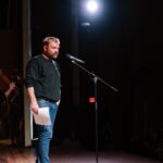 Graham Platner et sa mère tentent de surmonter le scandale des tatouages ​​​​dans un hôtel de ville du Maine