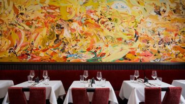 Cecily Brown à propos du marché de l'art « unsexy » et de sa nouvelle fresque murale pour restaurant : « on ne peut pas le déplacer. Ce n'est pas à vendre. »