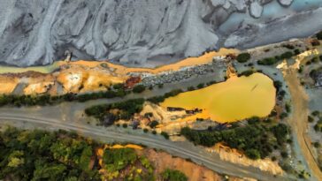 À mesure qu’un glacier recule, une mine d’or avance. Pourquoi certains habitants sont-ils en colère ?