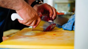 Brouillard d'oignon à grande vitesse : la technique de coupe et le tranchant de la lame affectent la pulvérisation de gouttelettes, selon une étude