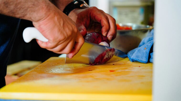 Brouillard d'oignon à grande vitesse : la technique de coupe et le tranchant de la lame affectent la pulvérisation de gouttelettes, selon une étude