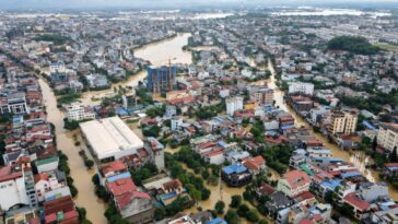 Des inondations record frappent une ville du Vietnam, huit morts dans le nord