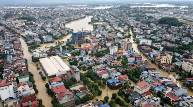 Des inondations record frappent une ville du Vietnam, huit morts dans le nord