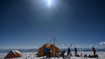 Des scientifiques sondent le glacier tadjik à la recherche d'indices sur la résistance au climat