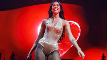 Dua Lipa, fan connue du hibou Duolingo, étudie l'espagnol au niveau A