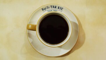 Faut-il verser le café dans les égouts ? Un scientifique environnemental explique