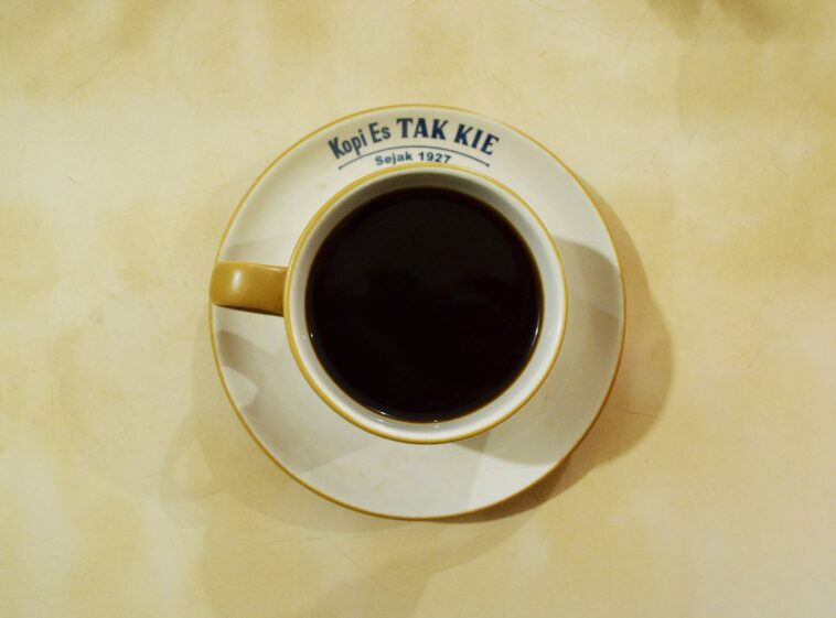 Faut-il verser le café dans les égouts ? Un scientifique environnemental explique