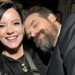 L'album Brutal Breakup de Lily Allen est centré sur le chagrin d'amour dans son Brooklyn Brownstone