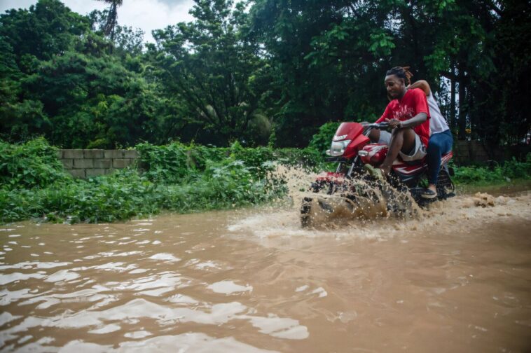 L'ouragan Melissa déclassé touche terre à Cuba, selon le NHC
