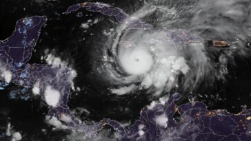 L'ouragan Melissa se renforce alors qu'il se dirige vers la Jamaïque