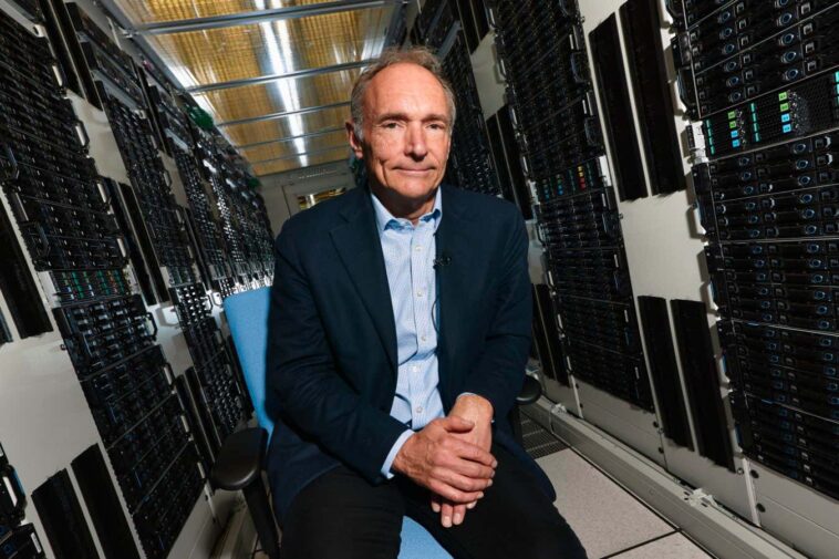 « La plupart sont bons » : Tim Berners-Lee sur l'état actuel du Web Portrait of Sir Tim Berners-Lee in a rack of the CERN Computer Centre Date: 11-03-2019