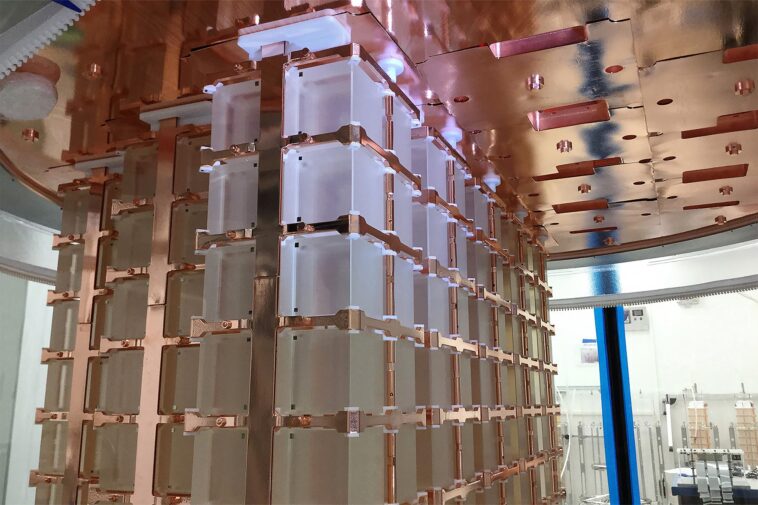 La recherche de la double désintégration bêta sans neutrinos obtient des écouteurs antibruit