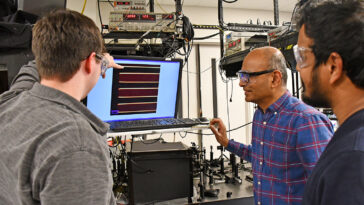 Le cadre modélise les interactions lumière-matière en microscopie optique non linéaire pour déterminer la structure atomique