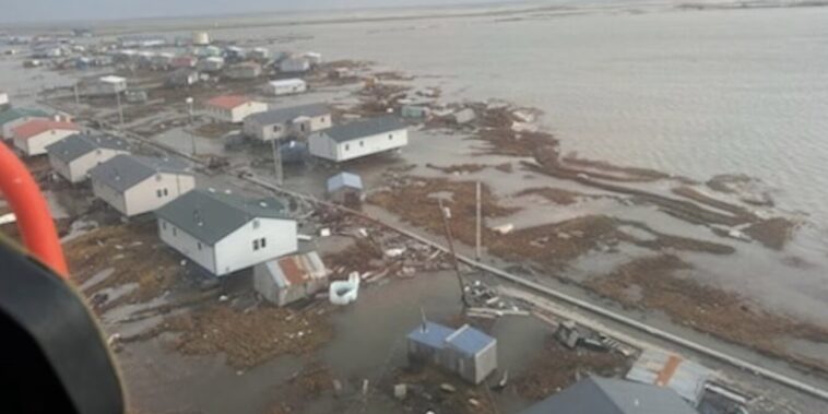 Le typhon laisse les villages inondés de l'Alaska confrontés à une reprise après la tempête bien plus difficile que la plupart des Américains ne connaîtront jamais.