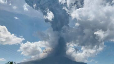 Le volcan indonésien Lewotobi Laki Laki libère une nouvelle explosion de cendres brûlantes