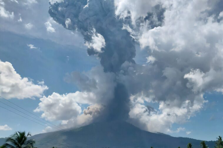 Le volcan indonésien Lewotobi Laki Laki libère une nouvelle explosion de cendres brûlantes