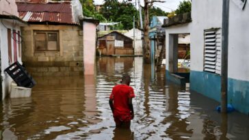 Les Caraïbes subissent l'ouragan et les maisons et les rues sont détruites