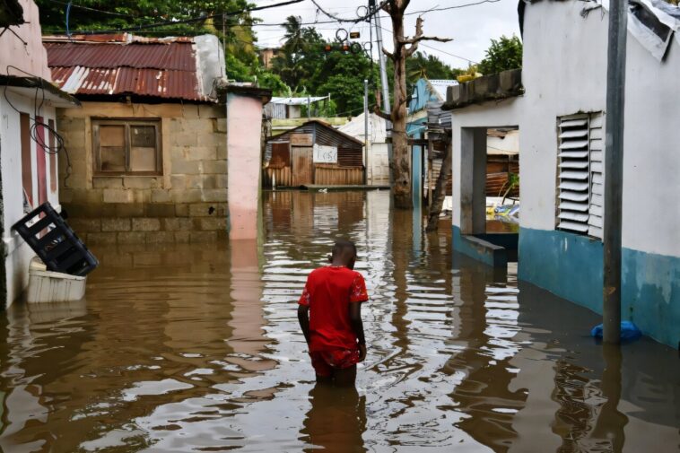 Les Caraïbes subissent l'ouragan et les maisons et les rues sont détruites