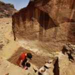 Les artistes anciens ont créé des gravures géantes de chameau dans le désert arabe