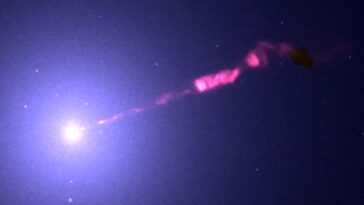 Les astronomes ont capturé une vue incroyable du jet de trou noir de M87