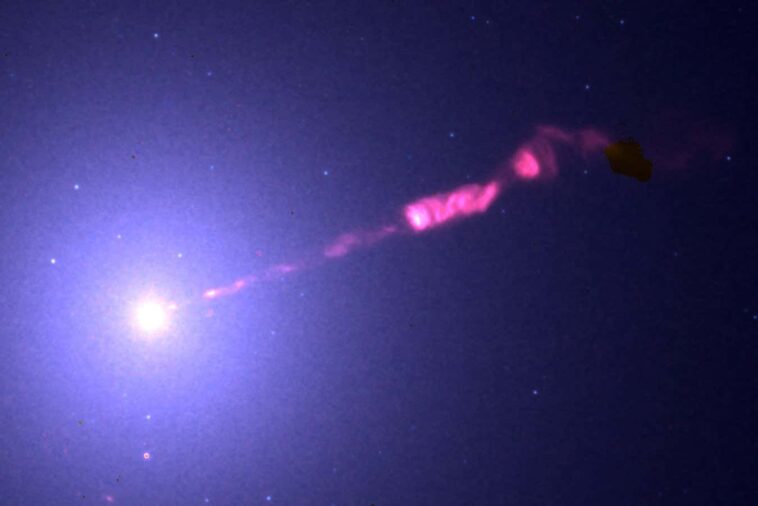 Les astronomes ont capturé une vue incroyable du jet de trou noir de M87