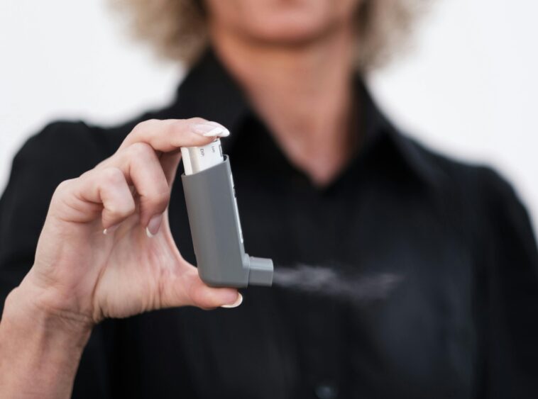 Les inhalateurs conduisent des émissions de carbone équivalentes à 530 000 voitures chaque année, montre l'étude Les inhalateurs conduisent des émissions de carbone équivalentes à 530 000 voitures chaque année, montre l'étude
