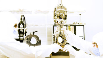 Modèle simplifié de Sachdev-Ye-Kitaev simulé sur un ordinateur quantique à ions piégés