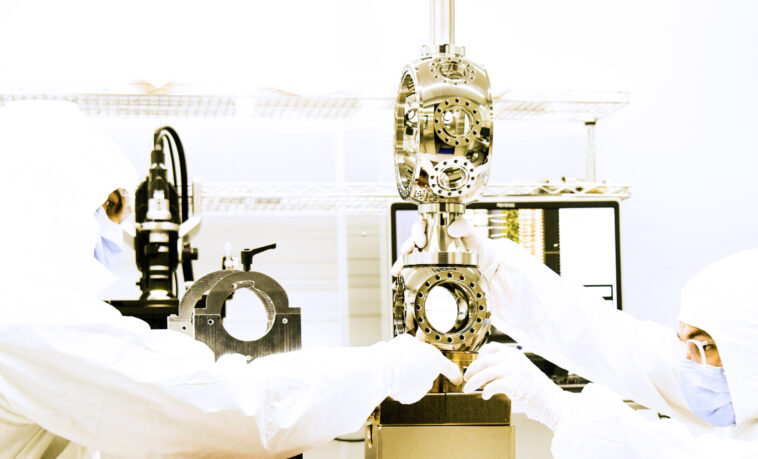 Modèle simplifié de Sachdev-Ye-Kitaev simulé sur un ordinateur quantique à ions piégés