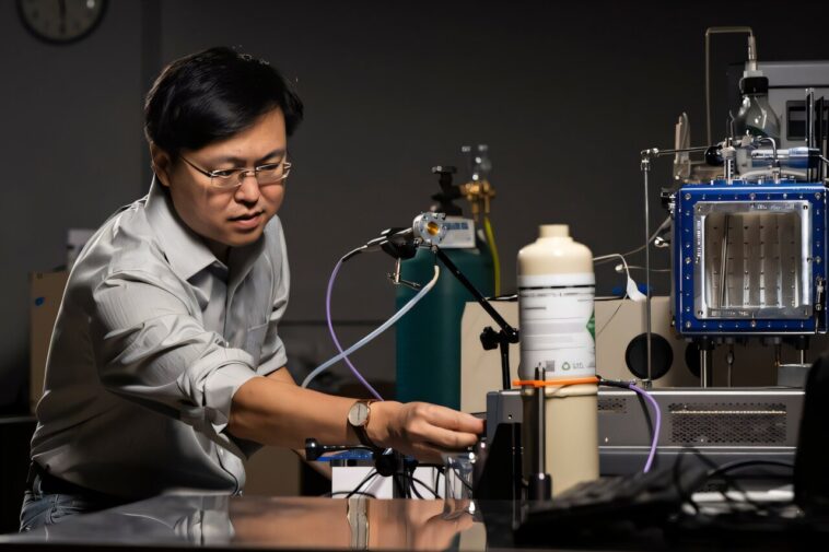 Notre équipe d'ingénieurs fabrique de minuscules capteurs polyvalents à partir de structures métallo-organiques lauréates du prix Nobel.
