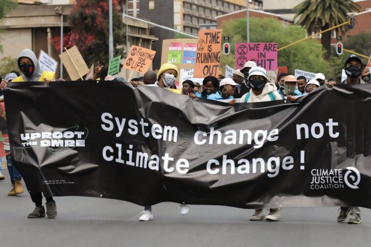 « Réduire, réutiliser, recycler » n'est qu'un discours des entreprises : le véritable changement doit venir de l'industrie des combustibles fossiles.