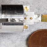 Relier la lumière, les micro-ondes et les électrons pour un étalonnage de précision